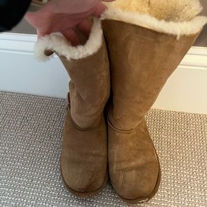 Ugg Bailey Button Youth 4